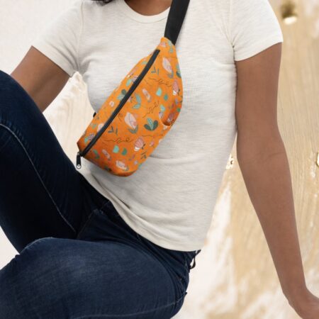 ostas somiņa ar ziedu apdruku un regulējamu jostas siksnu.