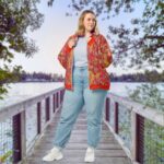 Košā un stilīgā bomber stila jaka "Bella" Tev nesagādās raizes, domājot kurp ar to doties un ar kādu apģērbu komplektā to vilkt – tā izskatīsies lieliski jebkurā gadījumā! Novērtē praktiskumu un kvalitāti!