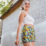 Dodies skriet, peldēties, atpūsties? Šie simpātiskie šorti “Lusija” apvieno sevī gan atlētisku, gan sievišķīgu stilu! Praktiskais un viegli kopjamais audums ļaus justies ērti jebkurā situācijā, turklāt Tavai ērtībai tiem ir arī kabatas!