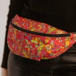 Neaizvietojams aksesuārs aktīviem cilvēkiem. Aizmirsti par piebāztām kabatām vai lielām somām, ja dodies atpūsties, uz festivālu vai vienkārši vēlies papildināt savu koptēlu ar jaunu aksesuāru! Tas ir tik ērti, ja Tev ir brīvas rokas, taču vienmēr drošā vietā vari ielikt savu telefonu, atslēgas un citas nelielas lietas, kuras pazaudēt ir vesela traģēdija!