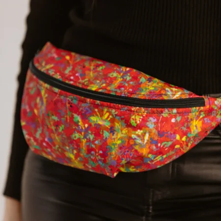 Neaizvietojams aksesuārs aktīviem cilvēkiem. Aizmirsti par piebāztām kabatām vai lielām somām, ja dodies atpūsties, uz festivālu vai vienkārši vēlies papildināt savu koptēlu ar jaunu aksesuāru! Tas ir tik ērti, ja Tev ir brīvas rokas, taču vienmēr drošā vietā vari ielikt savu telefonu, atslēgas un citas nelielas lietas, kuras pazaudēt ir vesela traģēdija!