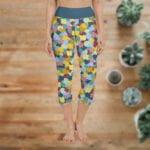 Šie īsie sporta legingi ar krāsainu apdruku un augstu, elastīgu jostasvietu ir lieliska izvēle jogai, sporta zālei vai vienkārši ērtai atpūtai mājās. Jostas lejasdaļā iestrādāta neliela kabatiņa.