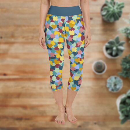 Šie īsie sporta legingi ar krāsainu apdruku un augstu, elastīgu jostasvietu ir lieliska izvēle jogai, sporta zālei vai vienkārši ērtai atpūtai mājās. Jostas lejasdaļā iestrādāta neliela kabatiņa.