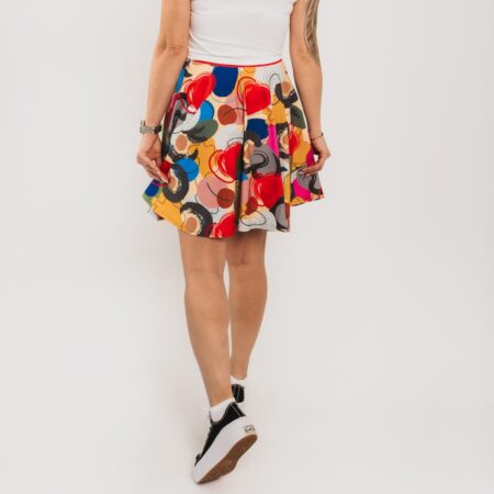 Koši un krāsaini svārki redzami no aizmugures, abstrakts dizains, saules piegriezums