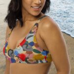 Ar šo košo bikini topu Tu vari ne tikai izcelt, bet arī koriģēt savu krūšu formu. Krūšturī izmantoti viegli izņemami un atkārtoti ievietojami polsterējumi. Tu vari kombinēt šo bikini krūšturi ar tāda paša dizaina biksītēm, pielāgojot katras daļas izmēru saviem ķermeņa izmēriem!