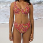 Pludmalē vai pie baseina, kopā ar ģimeni vai jautrā ballītē – šis peldkostīms “Bella” izcels ne tikai Tavas ķermeņa aprises, bet arī Tavu krāšņo personību! Krūštura polsterējums ir viegli izņemams, ja nevēlies to.