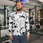 Šis pieguļošais un elastīgais sporta krekls gaiši pelēkā krāsā ar garām piedurknēm ir nedaudz garāks par ierasto ikdienas T-kreklu, lai nodrošinātu papildus komfortu fiziskās aktivitiātēs. Tas ir ne tikai ērts, bet arī praktisks, jo mazgājot nezaudē formu un krāsu, kā arī neizbalē saulē.