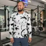 Šis pieguļošais un elastīgais sporta krekls gaiši pelēkā krāsā ar garām piedurknēm ir nedaudz garāks par ierasto ikdienas T-kreklu, lai nodrošinātu papildus komfortu fiziskās aktivitiātēs. Tas ir ne tikai ērts, bet arī praktisks, jo mazgājot nezaudē formu un krāsu, kā arī neizbalē saulē.