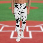 Vīriešu legingi ar apdruku gaiši pelēkā krāsā. Īpaši mīkstais un elastīgais materiāls padara tos par ideālu izvēli dažādām sportiskām aktivitātēm. Tos var valkāt atsevišķi vai zem šortiem.