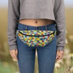 Jostassomiņa ar krāsainu un raibu apdruku, iekšējo kabatu un regulējamu jostu.