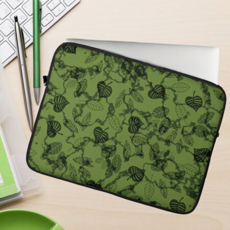 Šis laptopa ietvars palīdzēs novērst skrāpējumu rašanos, tā iekšpuse ir pilnībā izklāta ar mākslīgo kažokādu, bet pats galvenais – tas ir izgatavots no materiāla, kas ir ūdens, eļļu un karstuma izturīgs, nodrošinot, ka jūsu klēpjdators vienmēr izskatīsies kā jauns!