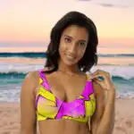 Krāsains bikini krūšturis ar izņemamu polsterējamu un abstraktu dizainu, kombinējams ar šī paša dizaina bikini biksītēm.