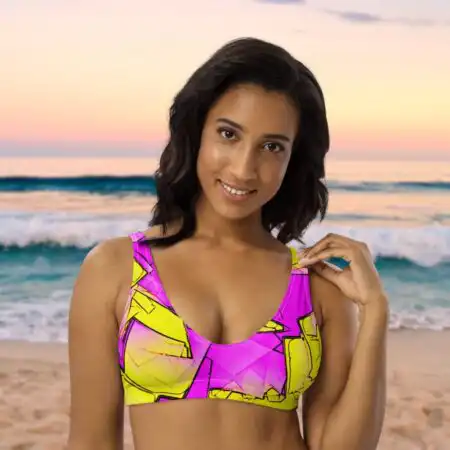 Krāsains bikini krūšturis ar izņemamu polsterējamu un abstraktu dizainu, kombinējams ar šī paša dizaina bikini biksītēm.