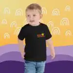 Kokvilnas bērnu T-krekls ar izšūtu uzrakstu "Boss Juniors". Nopērkams melnā, baltā un zilā krāsās.