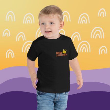 Kokvilnas bērnu T-krekls ar izšūtu uzrakstu "Boss Juniors". Nopērkams melnā, baltā un zilā krāsās.