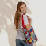 Taša jeb soma ar kokvilnas rokturiem "Emily" ir ideāls sezonas aksesuārs, kas papildina vasaras garderobi un piešķir tai svaigu, stilīgu izskatu. Tašā atradīsies vieta dažādiem sīkumiem, pludmales lietām, uzkodām, nelieliem iepirkumiem vai jakai vēsākam vakaram.  Izvēlies rokturus sarkanā vai dzeltenā krāsā! Tie ir izgatavoti no izturīgas kokvilnas.