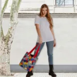 Taša jeb soma ar kokvilnas rokturiem "Emily" ir ideāls sezonas aksesuārs, kas papildina vasaras garderobi un piešķir tai svaigu, stilīgu izskatu. Tašā atradīsies vieta dažādiem sīkumiem, pludmales lietām, uzkodām, nelieliem iepirkumiem vai jakai vēsākam vakaram.  Izvēlies rokturus sarkanā vai dzeltenā krāsā! Tie ir izgatavoti no izturīgas kokvilnas.