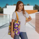 Taša jeb soma ar kokvilnas rokturiem "Danute" ir gan funkcionāla, gan kalpos kā spilgts akcents Tavā garderobē. Tā ir diezgan ietilpīga un šobrīd aktuāla soma, kurā ietilps Tavi ikdienas iepirkumi vai atpūtas piederumi. Tašā vari ielikt arī 13'' portatīvo datoru, bet ņemot līdzi datoru, neaizmirsti to aizsargāt pret skrāpējumiem, nejaušas apliešanas ar ūdeni un citām nebūšanām, tāpēc noteikti izmanto laptopu aizsargājošo maku. Taša savu uzvaras gājienu piedzīvojusi pateicoties tās vienkāršajai formai un ērtumam, taču Muhmire piedāvā šo vienkāršo aksesuāru pārvērst par “odziņu”, tāpēc esam parūpējušies par romantisku ziedu dizainu, kas atsvaidzinās Tavu tēlu! Taša ir izgatavota no izturīga un kvalitatīva poliestera auduma, tā spēj izturēt līdz pat 20 kg svaru! Tu noteikti novērtēsi arī kokvilnas rokturus, kurus ir patīkami turēt rokās. 