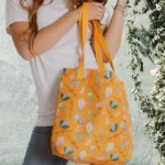 Taša jeb soma ar kokvilnas rokturiem "Elza" ir vasarīgs un sievišķīgs aksesuārs, kurš arī pilda praktisku funkciju. Taša ir ietilpīga un šobrīd aktuāla soma, kurā ietilps Tavi ikdienas iepirkumi vai atpūtas piederumi.  Taša savu uzvaras gājienu piedzīvojusi pateicoties tās vienkāršajai formai un ērtumam, taču Muhmire piedāvā šo vienkāršo aksesuāru pārvērst par “odziņu”, tāpēc esam parūpējušies par romantisku ziedu dizainu, kas atsvaidzinās Tavu tēlu! Taša ir izgatavota no izturīga un kvalitatīva poliestera auduma, tā spēj izturēt līdz pat 20 kg svaru! Tu noteikti novērtēsi arī kokvilnas rokturus, kurus ir patīkami turēt rokās.