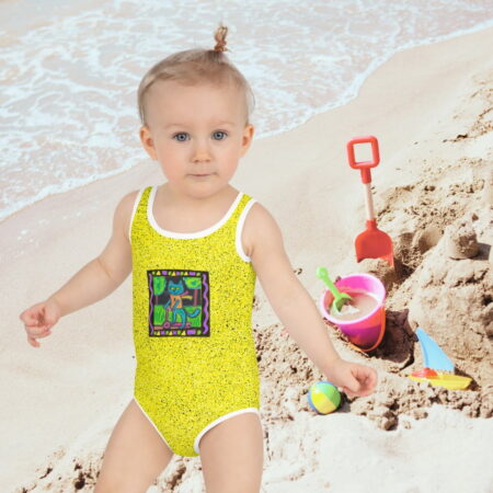 Šim meiteņu peldkostīmam ir viss, ko vari vēlēties – ērts piegriezums, elastīgs audums un koša krāsu apdruka, kas neizbalēs saulē. Iepriecini sevi un savu meitu – izbaudiet kopā būšanu pludmalē vai pie baseina, esiet aktīvas un ļaujieties krāsām! Lūdzu ņemiet vērā, ka ir jāizvairās no saskarsmes ar raujpjām virsmām, jo var tikt izvilktas auduma šķiedras un sabojāts peldkostīma izskats. Aplūko izmēru tabulu, lai noteiktu atbilstošāko!