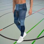 Vīriešu legingi ir daudzpusīgs un ērts apģērbs sporta aktivitātēm. Tie cieši pieguļ kājām un ir elastīgi. Šo vīriešu sporta legingu dizains ir radīts kā lietotu džinsa gabaliņu imitācija, padarot tos atšķirīgus no ierastajiem un klasiskajiem sporta apģērbiem. Tos var valkāt atsevišķi vai zem šortiem. Šie legingi noteikti kļūs par Tavu iecienītāko treniņu apģērbu! Vīriešu legingi ir piemēroti dažādām sporta aktivitātēm, piemēram, skriešanai, riteņbraukšanai, pārgājieniem, jogai u.c. Tie ir izgatavoti no 82% poliestera, kas ir mīksts un izturīgs audums, bet spandekss nodrošina to elastīgumu. Legingi ilgu laiku izskatīsies kā jauni, pat pēc vairākkārtējas mazgāšanas tie nezaudēs savu formu un krāsu intensitāti.