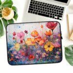 Tavs portatīvais dators ir viena no vērtīgākajām un svarīgākajām ierīcēm, taču bez papildus aizsardzības tā ir arī viena no neaizsargātākajām un trauslākajām ierīcēm. Neatkarīgi no tā, vai ceļo, dodies ikdienas gaitās vai izmanto to mājās, klēpjdators ir jāaizsargā no skrāpējumiem, triecieniem, kritieniem vai vienkārši nejaušas apliešanas ar ūdeni. Tāpēc talkā nāk šis aizsargājošs klēpjdatora maks ar ar romantisku ziedu dizainu!