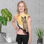 Bērnu T-krekls ar šo mīlīgo kaķēnu, kas uzrāpies kokā, pilnīgi noteikti iepriecinās Tavu mazuli! Kuram bērnam gan nepatīk kaķēni un draiskošanās ar tiem? Ļauj šo rotaļīgumu saglabāt arī bērnam savā apģērbā! Bērniem taču patīk krāsainas drēbes un arī viņiem ir svarīgi izcelties uz pārējo fona! Krekls ir šūts no ērta poliestera auduma, kas laika gaitā nezaudēs savu formu. Īpaši svarīgi, ka arī zīmējuma krāsas saglabās savu sākotnējo izskatu arī pēc vairākkārtējas mazgāšanas.