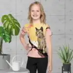 Bērnu T-krekls ar šo mīlīgo kaķēnu, kas uzrāpies kokā, pilnīgi noteikti iepriecinās Tavu mazuli! Kuram bērnam gan nepatīk kaķēni un draiskošanās ar tiem? Ļauj šo rotaļīgumu saglabāt arī bērnam savā apģērbā! Bērniem taču patīk krāsainas drēbes un arī viņiem ir svarīgi izcelties uz pārējo fona! Krekls ir šūts no ērta poliestera auduma, kas laika gaitā nezaudēs savu formu. Īpaši svarīgi, ka arī zīmējuma krāsas saglabās savu sākotnējo izskatu arī pēc vairākkārtējas mazgāšanas.