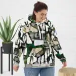 Šis unisex piegriezuma hūdijs ar krāsainu apdruku ir praktiska un videi draudzīga izvēle, jo tas ir izgatavots no 95% pārstrādāta poliestera. Šim hūdijam ir dinamisks krāsu dizains, kas akcentēs Tavu aktīvo un aizraujošo personību un dzīvesstilu. Hūdijs ir ērts, mīksts un patīkams, tāpēc tas tev liks justies ērti visas dienas garumā! am ir mīksta flīsa iekšpuse un gluda virspuse.