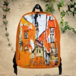 Mugursoma “Ambertown” ar abstraktu dizainu, kas veidots dzintara krāsā ar viegli izplūdušām līnijām vecpilsētas silueta atainojumā Tev būs ne tikai stila elements, bet arī praktisks ieguvums, jo soma ir arī funkcionāla un komfortabla. Mugursomas izmērs ir atbilstošs ikdienas vajadzībām. Polsterētās un regulējamās plecu lences, nodrošinās optimālu atbalstu mugurai pat ilgstošas lietošanas laikā. Somas iekšpusē ir iestrādāta kabata, kurā varēsi ievietot portatīvo datoru. Somas aizmugurē ir arī ar rāvējslēdzēju aizvelkama kabata, kur ievietot nelielas, bet svarīgas lietas.