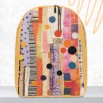 Mugursoma ar patchwork jeb audumu mozaīkas stila apdruku “Ernestīne” piešķirs Tavam tēlam jaunu nokrāsu. Dinamiskā krāsu spēle, kurā apvienoti dažādi raksti un audumu imitācijas priecēs Tevi ikreiz, kad izmantosi šo somu. Taču mugursoma nav tikai stila aksesuārs, tai ir būtiska arī praktiskā funkcija. Tai ir ietilpīgs galvenais nodalījums un liela iekšējā kabata, kur ērti ievietot portatīvo datoru vai mapes. Mugursomai ir arī regulējamas polsterētas plecu siksnas un polsterēta muguras daļa, kas nodrošinās Tev komfortu. Neliela ārējā kabata somas aizmugurē ir aizvelkama ar rāvējslēdzēju, lai Tavas nelielās lietas būtu viegli pieejamas un drošībā. Soma ir izgatavota no ūdensnecaurlaidīga materiāla un rāvēlslēdzējam ir divi slīdņi.