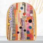 Mugursoma ar patchwork jeb audumu mozaīkas stila apdruku “Ernestīne” piešķirs Tavam tēlam jaunu nokrāsu. Dinamiskā krāsu spēle, kurā apvienoti dažādi raksti un audumu imitācijas priecēs Tevi ikreiz, kad izmantosi šo somu. Taču mugursoma nav tikai stila aksesuārs, tai ir būtiska arī praktiskā funkcija. Tai ir ietilpīgs galvenais nodalījums un liela iekšējā kabata, kur ērti ievietot portatīvo datoru vai mapes. Mugursomai ir arī regulējamas polsterētas plecu siksnas un polsterēta muguras daļa, kas nodrošinās Tev komfortu. Neliela ārējā kabata somas aizmugurē ir aizvelkama ar rāvējslēdzēju, lai Tavas nelielās lietas būtu viegli pieejamas un drošībā. Soma ir izgatavota no ūdensnecaurlaidīga materiāla un rāvēlslēdzējam ir divi slīdņi.