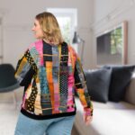 Iekrāso savu ikdienu ar košo bomberjaku "Nora"! Jakai ir klasisks unisex siluets, taču krāsains un pamanāms dizains. tev nav jāizvēlas vienu krāsu, Tu vari izvēlēties daudzas un uzreiz! Jaka "Nora" ir izgatavota no kvalitatīva poliestera, kas ir viegls un izturīgs. Jakai ir plāna, patīkama un mīksta flīsa iekšpuse. Jaka “Nora” iekļausies dažādos ģērbšanās stilos. Ikdienā vari to kombinēt ar džinsiem, T-kreklu un kedām, taču pievienojot cepuri vai masīvus apavus, Tu iegūsi drosmīgu un trendīgu tēlu. Jaka lieliski saderēs kopā arī ar kleitu vai svārkiem. Bomberstila jaka ir patiešām universāls apģērbs! Jaka ir apdrukāta sublimācijas tehnikā un tā nezaudēs savu krāsu un pievilcību pat pēc vairākkārtējām mazgāšanām.