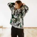 Unisex hūdijs ar apdruku “Allegro” ir praktiska un videi draudzīga izvēle, jo tas ir izgatavots no 95% pārstrādāta poliestera. Hūdijam ir dinamisks krāsu dizains, kas akcentēs Tavu aktīvo un aizraujošo personību un dzīvesstilu. Hūdijs ir ērts, mīksts un patīkams, tāpēc tas tev liks justies ērti visas dienas garumā! Tam ir mīksta flīsa iekšpuse un gluda virspuse. Hūdiju, pateicoties tā universālajām kombinēšanas iespējām ar citiem apģērbiem, iecienījuši ne tikai jaunieši. Ērts un praktisks apģērbs mūsdienās ir šķērsojis visas vecumu robežas, galvenais, lai tas patīk Tev! Šis hūdijs lieliski sader komplektā ar džinsiem vai sportiska stila biksēm.