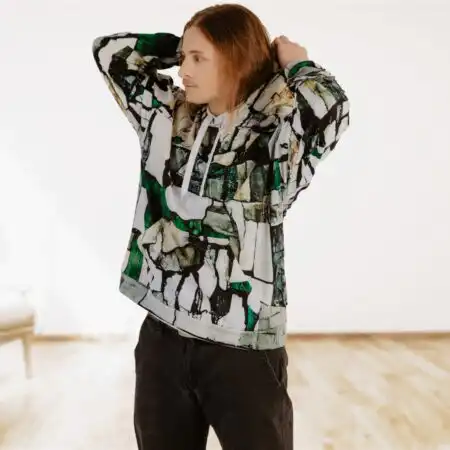 Unisex hūdijs ar apdruku “Allegro” ir praktiska un videi draudzīga izvēle, jo tas ir izgatavots no 95% pārstrādāta poliestera. Hūdijam ir dinamisks krāsu dizains, kas akcentēs Tavu aktīvo un aizraujošo personību un dzīvesstilu. Hūdijs ir ērts, mīksts un patīkams, tāpēc tas tev liks justies ērti visas dienas garumā! Tam ir mīksta flīsa iekšpuse un gluda virspuse. Hūdiju, pateicoties tā universālajām kombinēšanas iespējām ar citiem apģērbiem, iecienījuši ne tikai jaunieši. Ērts un praktisks apģērbs mūsdienās ir šķērsojis visas vecumu robežas, galvenais, lai tas patīk Tev! Šis hūdijs lieliski sader komplektā ar džinsiem vai sportiska stila biksēm.