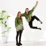 Džemperis “Colby” ir radīts ar mērķi aizdomāties par planētas nākotni. Tā ražošanā ir izmantots otrreizēji pārstrādāts poliesters, kas iegūts no PET pudeļu pārstrādes. Tas nozīmē, ka džemperis ražošanas procesā patērē mazāk enerģijas un ūdens, kā arī samazina atkritumu daudzumu. Zaļojoša koka kolāža dizainā dod brīvību Tavai fantāzijai izdomāt savu stāstu par to, ko Tev nozīmē rūpes par dabu. Šis džemperis atradīs vietu visdažādāko stilu garderobēs. Vari nēsāt to gan ar džinsiem, gan auduma biksēm un svārkiem. Džemperis ir izgatavots no patīkama un izturīga materiāla, kam ir mīkst