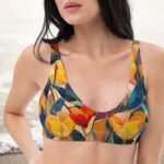 bikini peldkostīma augšdaļa ar abstraktu dizainu, zili, dzelteni, sarkani toņi, izņemams krūšu polsterējums, skats no priekšpuses