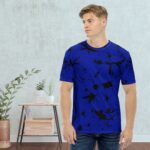 Vīriešu T-krekls “Logan” koši zilā pamattonī ar abstraktu apdruku melnā krāsā ir laba izvēle mūsdienīgam vīrietim! Novērtē komfortu, ko sniedz šis T-krekls, jo tas Tev nesagādās raizes burzoties, turklāt materiāls, no kā šūts krekls, ir patīkams uz tausti. Vari būt drošs, ka arī pēc mazgāšanas tas nezaudēs savu formu un krāsas neizbalēs, tāpēc dodies ar to savās ikdienas gaitās vai uz neformālu ballīti! Krekls “Logan” ir apdrukāts sublimācijas tehnikā, kas nodrošina īpašu krāsu noturību, tāpēc izbaudi to ikdienā un atpūtā. Pateicoties klasiskā stila piegriezumam un krāsainajam dizainam, šis T-krekls ir ļoti universāls un tas labi saskanēs ar džinsiem, šortiem vai citām Tavām iemīļotajām ikdienas biksēm.