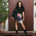 Saules piegriezuma svārki “Luka” ir radīti, lai ienestu Tavā garderobē košumu un prieku! Abstraktā un krāsainā apdruka rada dinamisku un arī rotaļīgu tēlu. Saules piegriezuma svārkiem “Luka” ir nedaudz pagarināta aizmugure (sk. bildēs), tie ir patiesi ērti, izturīgi un viegli kopjami. Šāda piegriezuma svārkus mēdz dēvēt arī par skeiteru svārkiem, jo tie lieliski izskatās kustībā. Svārki ir ideāli piemēroti ikdienas valkāšanai, jo tie neburzās un tos var kombinēt gan ar topu, gan džemperi vai īsa piegriezuma džinsa vai ādas jaku. Svārki būs laba izvēle arī vasaras ballītei draugu lokā!