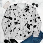 Bomberjaka “Logan” gaiši pelēkā pamatkrāsā ir klasiska un vienmēr aktuāla izvēle, kas iederēsies jebkurā garderobē. Jakai “Logan” ir unisex piegriezums, tā ir izgatavota no kvalitatīva poliestera, kas ir viegls un izturīgs. Jakai ir plāna, patīkama un mīksta flīsa iekšpuse. Jakas “Logan” dizains ir vienlaikus gan atturīgs, gan arī interesants, to ir viegli kombinēt ar dažādu krāsu un stila apģērbiem. Džinsi, brīva stila bikses, šorti vasarā – velc, ar ko vien vēlies. Zem jakas vienlīdz labi iederēsies gan košas krāsas t-krekls, gan arī klasiski balts vai melns. Bomberstila jaka ir patiešām universāls apģērbs, kas iederēsies Tavā ikdienā.