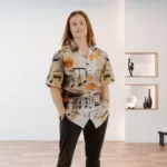 Brīvā stila krekls “Lucido” ar nošu apdruku Tev noteikti patiks, ja mūzika ir Tavs vaļasprieks un iedvesmas avots. Padari savu vasaras garderobi daudzveidīgāku ar šo “muzikālo” kreklu! Krekls vienlīdz labi izskatās dažādas miesasbūves vīriešiem, kreklu ir viegli kombinēt ar džinsiem, šortiem vai brīva stila biksēm. Krekls “Lucido” ir pieejams no vismazākā 2XS izmēra līdz pat 6XL izmēram. Atliek vien izvēlēties sev atbilstošāko! Ar šo kreklu Tu allaž izskatīsies stilīgi, lai kurp Tu dotos. Priekšpusē pogājamais un taisna piegriezuma krekls ar īsām piedurknēm ir izgatavots no viegla un mitrumu izvadoša materiāla un nevar sagaidīt to brīdi, kad nonāks Tavā garderobē!