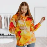 Hūdijs ar apdruku “Mia” gaišos un saulainos toņos ir kā radīts Tev, ja vēlies paust savu dzīvesprieku un atklāt vsiem savu radošo personību ikdienā! Krāsas iedevesmo un pozitīvi uzlādē! Hūdijam “Mia” ir klasisks piegriezums, tāpēc to ir viegli kombinēt ar citiem apģērbiem. Tas ir lielisks, jo vari vilkt to kopā ar plēstiem džinsiem un masīviem sporta apaviem, taču pavisam citu tēlu iegūsi, ja nēsāsi to kopā ar svārkiem. Mēs esam par modi, kas neapdraud ilgtspējību, tāpēc arī Tu jutīsies daudz labāk, zinot, ka ar sava apģērba izvēli neradi lieku piesārņojumu, bet domā par planētas rītdienu. Šis hūdijs ir ražots no otrreizēji pārstrādāta poliestera, audumam piešķirtie OEKO-TEX 100 un GRS sertifikāti atbilst augstākajiem drošības un ilgtspējības standartiem.