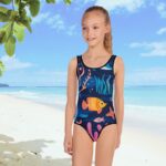 Meiteņu peldkostīms “Parry” ir ne tikai ērts un elastīgs, tam ir priecīga un krāsaina apdruka, kas uzlabos omu ne tikai mazulim, bet arī vecākiem. Klasiska piegriezuma viendaļīgs peldkostīms nodrošina komfortu mazulim ūdenī un rotaļājoties pludmalē un tas ir ļoti svarīgi, lai pilnībā izbaudītu atpūtu. Turklāt būtiski, ka bērns ir krietni labāk pamanāms košas krāsas peldkostīmā, tāpēc tas ir vēl viens būtisks arguments par labu krāsainam peldkostīmam!