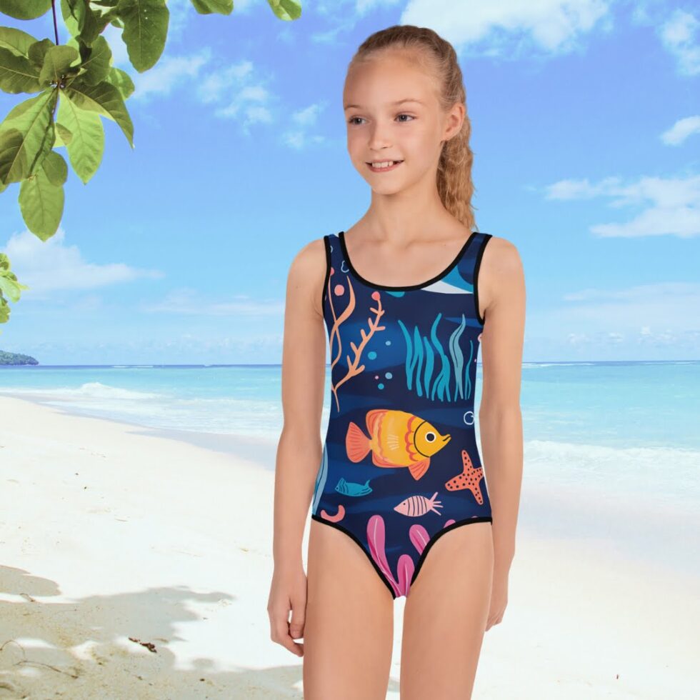 Meiteņu peldkostīms “Parry” ir ne tikai ērts un elastīgs, tam ir priecīga un krāsaina apdruka, kas uzlabos omu ne tikai mazulim, bet arī vecākiem. Klasiska piegriezuma viendaļīgs peldkostīms nodrošina komfortu mazulim ūdenī un rotaļājoties pludmalē un tas ir ļoti svarīgi, lai pilnībā izbaudītu atpūtu. Turklāt būtiski, ka bērns ir krietni labāk pamanāms košas krāsas peldkostīmā, tāpēc tas ir vēl viens būtisks arguments par labu krāsainam peldkostīmam!