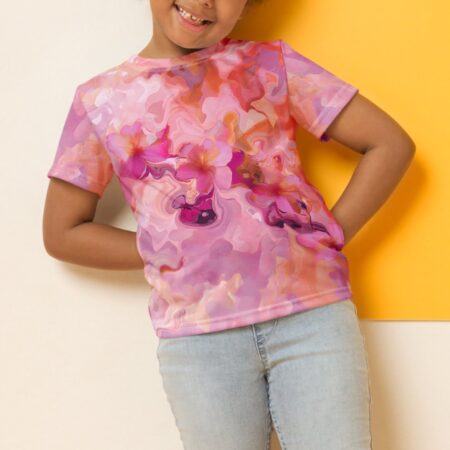 T-krekls meitenēm “Evelīna” rozā toņos ar sakuras ziedu motīvu sagādās prieku gan vecākiem, gan to iemīlēs arī pats bērns! Vecāki noteikti novērtēs krekla praktiskās īpašības, jo tas saglabās savu izskatu un formu pat pēc vairākkārtējām mazgāšanām. Krekls “Evelīna” ir piemērots gan ikdienai bērnudārzā, gan rotaļām brīvā dabā. Krekls lieliski saderēs kopā ar šortiem, biksēm vai svārciņiem. Ienes krāsas sava mazā piedzīvojumu meklētāja garderobē!