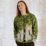 Unisex džemperis ar apdruku “Colby” ir radīts ar mērķi aizdomāties par planētas nākotni. Tā ražošanā ir izmantots otrreizēji pārstrādāts poliesters, kas iegūts no PET pudeļu pārstrādes. Tas nozīmē, ka džemperis ražošanas procesā patērē mazāk enerģijas un ūdens, kā arī samazina atkritumu daudzumu. Zaļojoša koka kolāža dizainā dod brīvību Tavai fantāzijai izdomāt savu stāstu par to, ko Tev nozīmē rūpes par dabu. Šis džemperis atradīs vietu visdažādāko stilu garderobēs. Vari nēsāt to gan ar džinsiem, gan brīvā stila auduma biksēm.