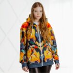 Jaka ar kapuci “Rebeka” ir sievišķīga un iedvesmojoša, tai ir koša tulpju motīva apdruka. Tā ir mūsdienīga izvēle, jo šis produkts apvieno sevī ilgtspējību un stilu. Jaka ir izgatavota no atkārtoti pārstrādāta poliestera un apdrukāts sublimācijas tehnikā. Jakas kapuce ir no dubulta auduma, bet pati jaka ir mīksta un patīkama. Jakai ar kapuci “Rebeka” ir unisex piegriezums ar pazeminātiem pleciem. Jaka ir lieliska izvēle sportiska stila cienītājām, jo ikdienā tā lieliski sader kopā ar džinsiem vai brīva stila biksēm. Arī tām dāmām, kuru ikdienas garderobē ir klasiska stila apģērbi, šī jaka ir laba izvēle aktīvai atpūtai vai pastaigām brīvajā laikā.