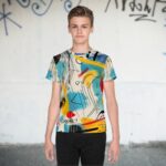 Jauniešu T-krekls “Ostin” ar abstraktu zīmējumu, kas ir gan naivs, gan uzmanību piesaistošs ir kā radīts Tev, ja vēlies izcelties! Krekls “Ostin” Tevi pilnīgi noteikti padarīs atšķirīgu no pūļa, bet galvenais, ka Tu pats jūties īpašs! Krāsu gamma un klasiskais krekla piegriezums ir piemērots gan meitenēm, gan puišiem. Tas ir viegli kombinējams ar apģērba apakšdaļu – džinsiem, šortiem vai svārkiem.