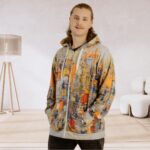 Neparasta dizaina jaka ar kapuci “Remy” ir mūsdienīga izvēle, jo šis produkts apvieno sevī ilgtspējību un stilu. Tā ir izgatavota no atkārtoti pārstrādāta poliestera un apdrukāts sublimācijas tehnikā. Jakas kapuce ir no dubulta auduma, bet pati jaka ir mīksta un patīkama. Jakai “Remy” ir unisex piegriezums ar pazeminātiem pleciem. Jaka ir lieliska izvēle sportiska stila cienītājiem, jo ikdienā tā lieliski sader kopā ar džinsiem vai brīva stila biksēm. Arī tiem, kuru ikdienas garderobē ir klasiska stila apģērbi, šī jaka ir laba izvēle aktīvai atpūtai vai pastaigām brīvajā laikā.