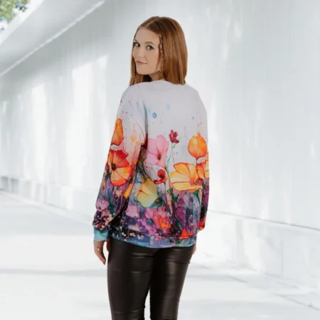 Papildini garderobi ar šo košo un romantisko ziedu apdrukas džemperi, kam dots skanīgs nosaukums Lija! Tas Noteikti piesaistīs apkārtējo uzmanību un Tu saņemsi komplimentus par savu džemperi! Džemperis ir izgatavots no patīkama un izturīga materiāla, kam ir mīksta flīsa iekšpuse un gluda virspuse. Krāsas ir dzīvespriecīgas, lai savu pozitīvo enerģiju Tu varētu paust arī ar savu apģērbu! Tas ir ļoti pateicīgs kombinēšanai ar džinsiem vai jebko, kas Tev liek justies ērti! Džemperi ir pieejami plašā izmēru klāstā – no XS līdz 3XL. Džemperis ir ražots Latvijā! Ja Tev ir svarīga zaļā domāšana, tad Tev būtisks būs fakts, ka džemperis ir izgatavots no otrreiz pārstrādāta materiāla.